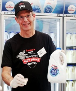 TASTE TO BELIEVE: Stephen Reynolds offers Fieldays visitors free milk. PHOTO: Naomi Johnston